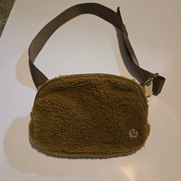 lululemon athletica Handbags - LULULEMON SHERPA EVERYWHERE BELT BAG